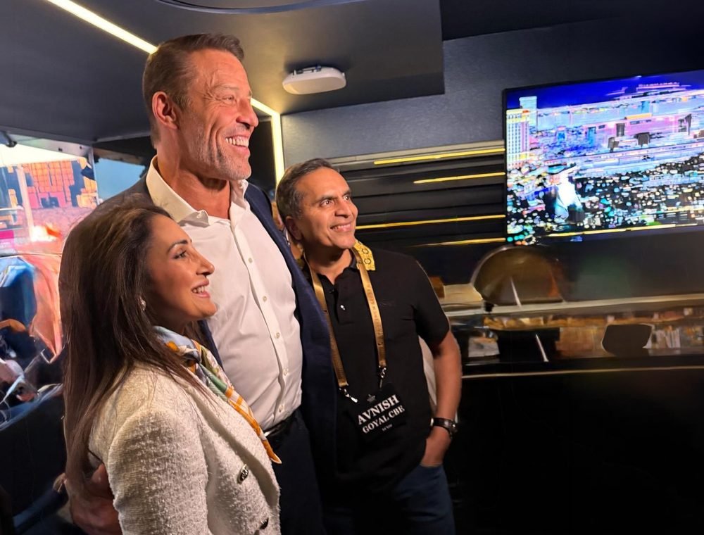 Avnish Goyal with Tony Robbins at Business Mastery, Las Vegas